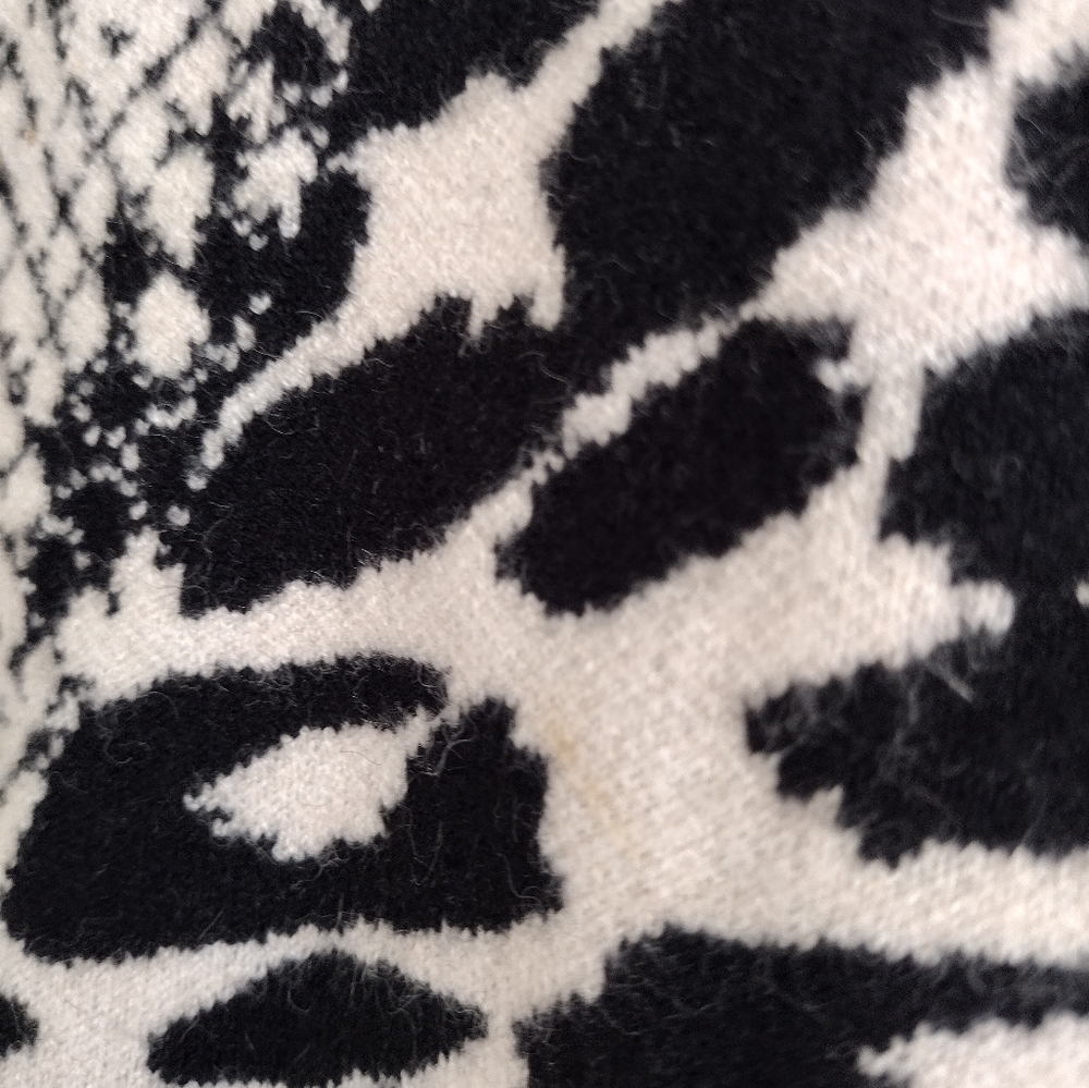 Guess Tamelia Black Cream Animal Print Cropped Sweater Size Large - Picture 14 of 15